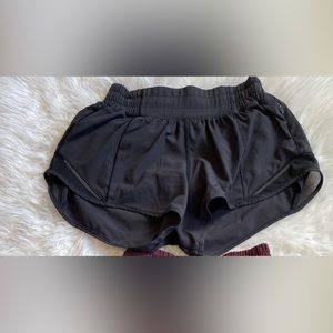LULU LEMON black hotty hot low-rise 2.5” shorts!🖤